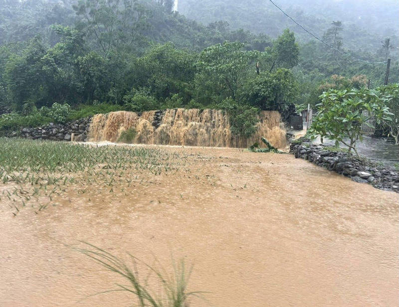 屏東山區大雨，來義鄉內出現黃泥流瀑布景象。   圖：來義鄉公所提供