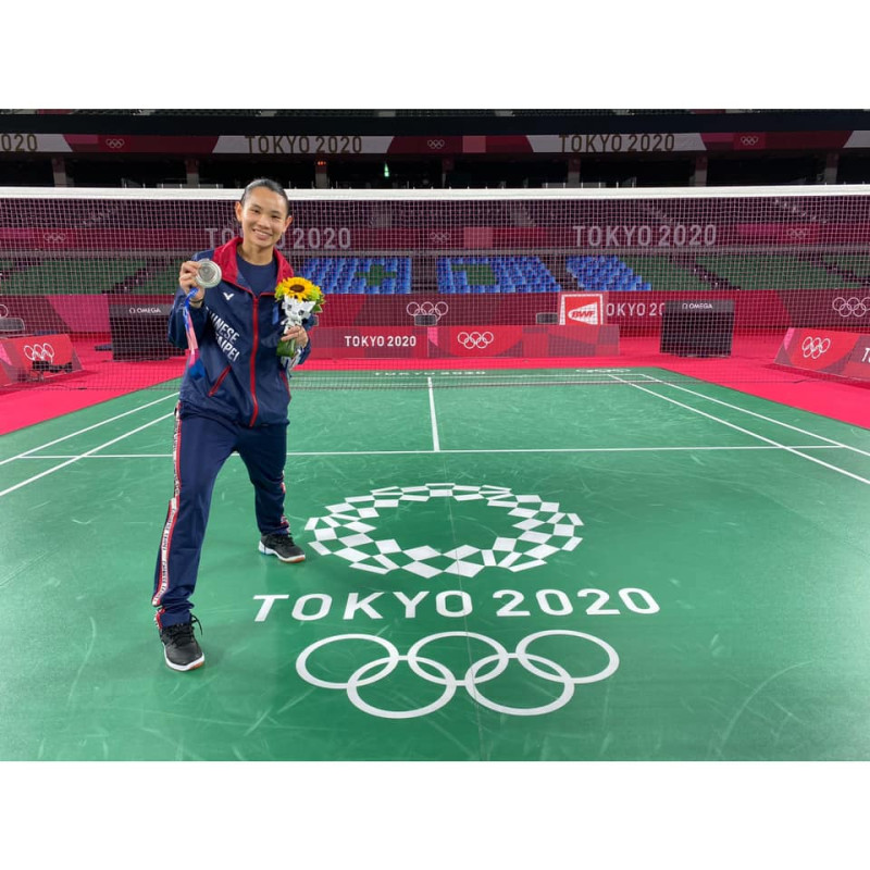 世界球后戴資穎用球拍寫下羽球的歷史新紀錄，在東京奧運摘下銀牌。   圖：翻攝戴資穎臉書