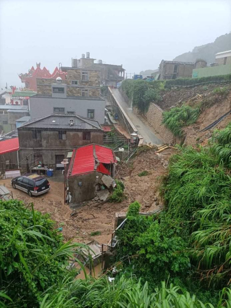 北竿鄉橋仔村也爆發土石流，部份房舍受損。   照片：北竿鄉民line群組