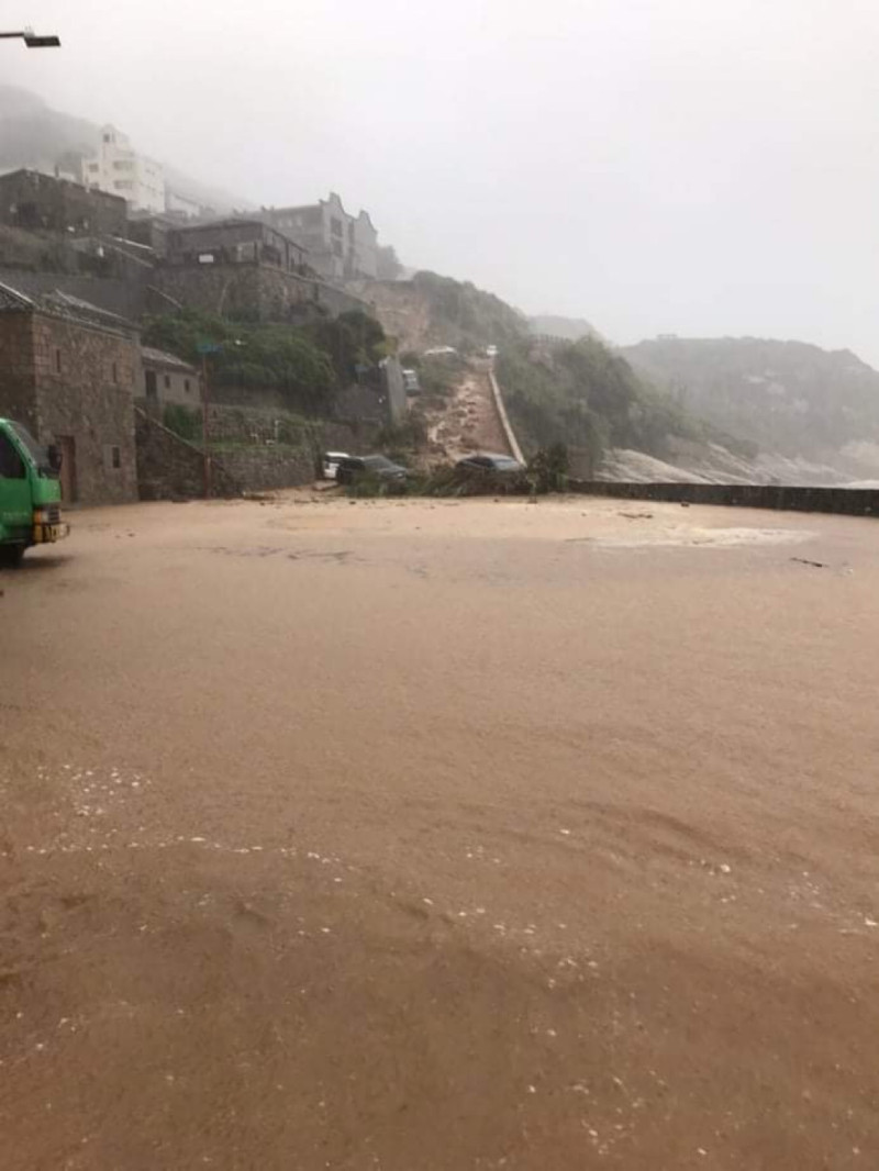 芹壁村下方的道路也淹水。   照片：北竿鄉民line群組