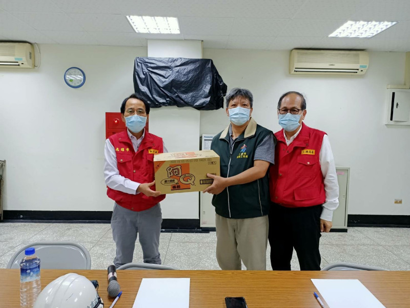 林欽榮(左)送補給品慰勞養工處駐守人員。   圖：高雄市政府提供