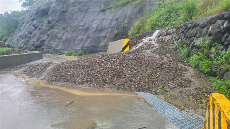 屏東縣7日持續大雨不斷，山區霧台鄉佳暮村截至上午9時20分累積雨量477.5毫米，土石崩落嚴重，阻斷道路，村民已全數撤離下山。   圖/中央社（民眾提供）