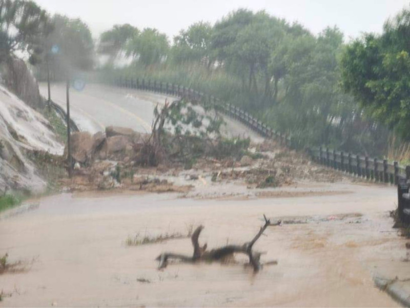 北竿鄉部份公路因土石流中斷。   圖片攝影/提供：周小馬