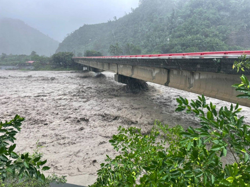 屏東縣來義鄉雨勢不斷，造成土石崩落，鄉公所連忙實施緊急撤離。   圖: 翻攝自屏東縣來義鄉公所 臉書