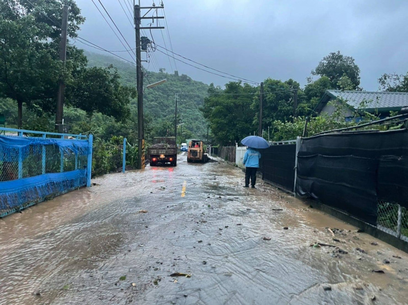 屏東縣來義鄉雨勢不斷，造成土石崩落，鄉公所連忙實施緊急撤離。   圖: 翻攝自屏東縣來義鄉公所 臉書