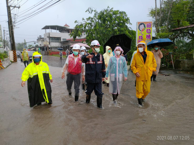 陳其邁(中)親赴雨量最大的六龜山區。   圖：高雄市政府 / 提供