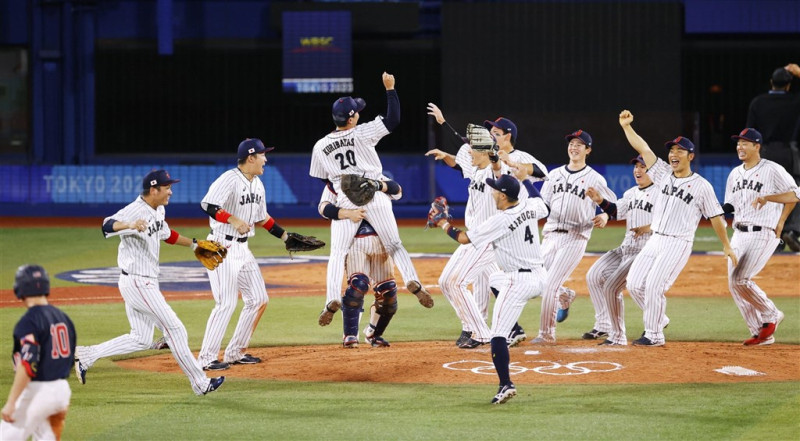 東京奧運棒球金牌戰7日登場，地主日本隊以2比0擊敗美國。（共同社）   
