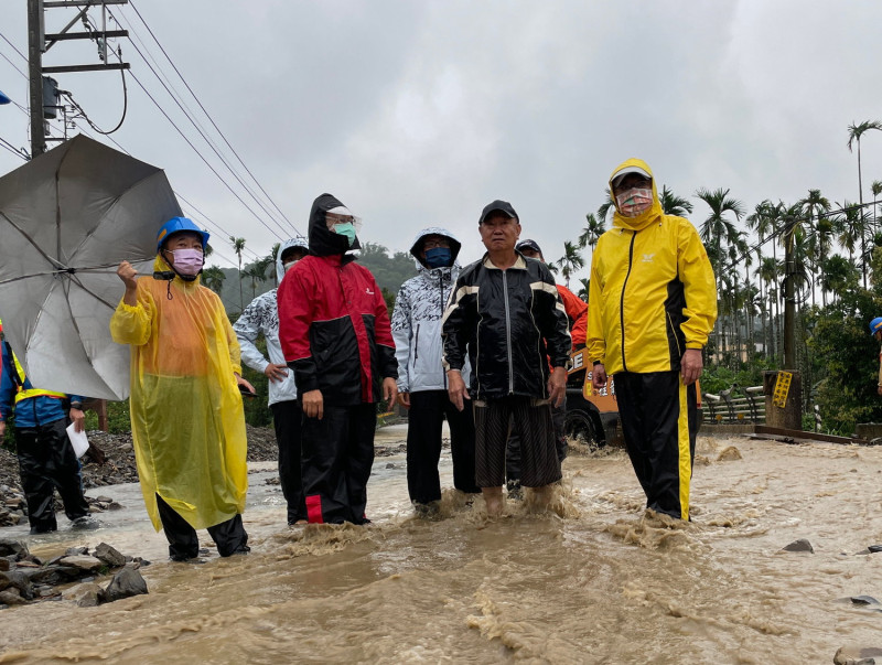 潘孟安(右一)巡視各鄉鎮積淹水情形。   圖：屏東縣政府提供