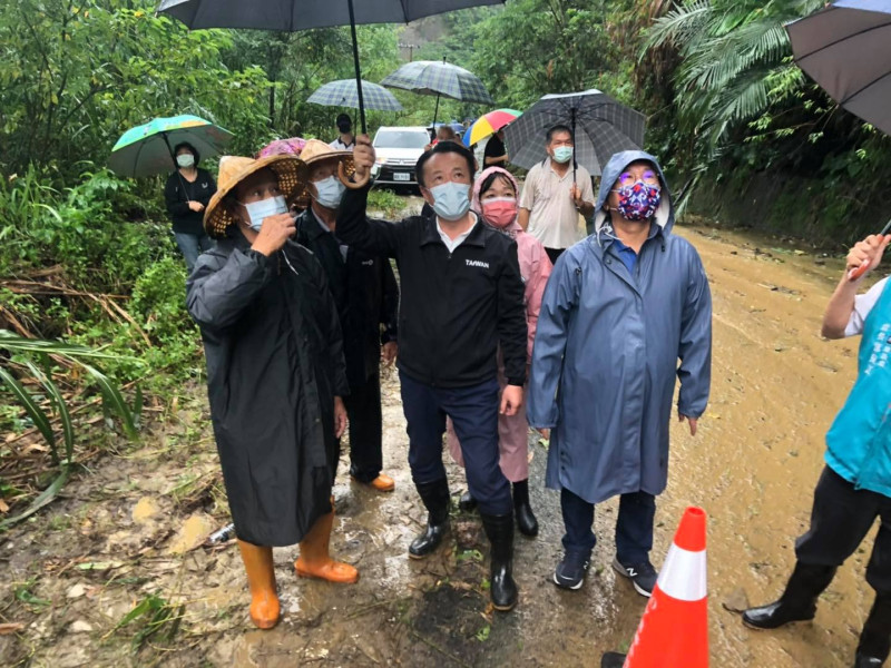 中埔鄉有多處道路中斷，立委陳明文和縣長、鄉長前去了解情況。   圖: 翻攝自陳明文臉書