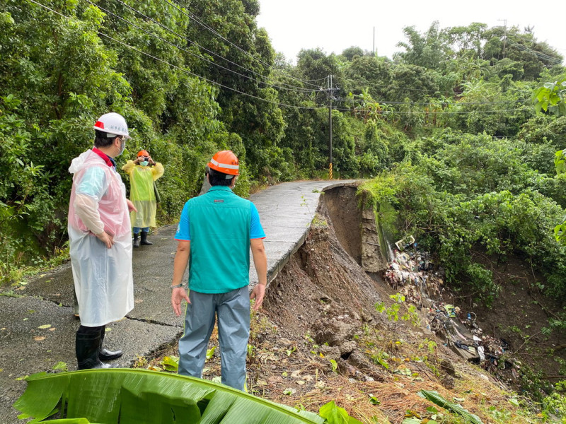 高雄市副市長羅達生(左)巡視道路災修復建工程。   圖：高雄市政府提供
