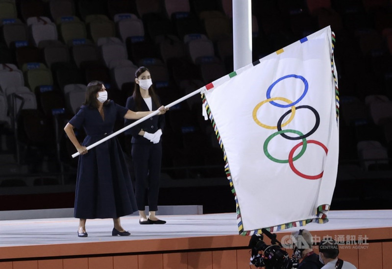 東京奧運閉幕典禮8日晚間在新宿國立競技場舉行，下屆2024年奧運將在法國巴黎登場，巴黎市長伊達戈（Anne Hidalgo）（左）也出席完成奧運會旗交接，相約3年後巴黎再見。   圖：中央社提供