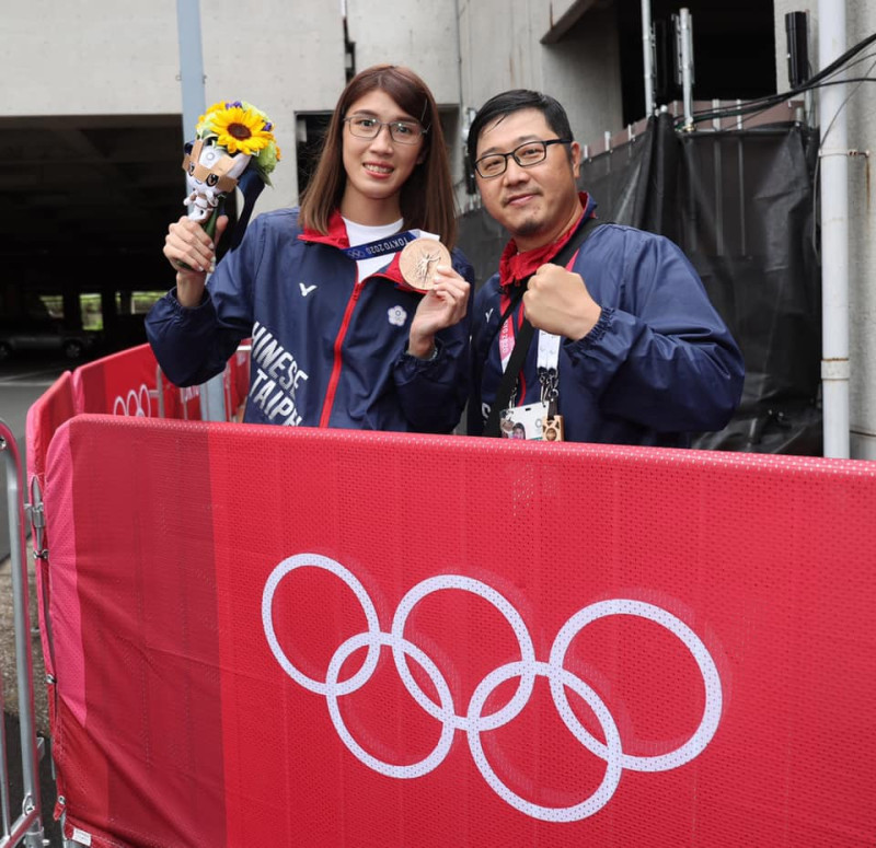 黃筱雯（左）感謝教練黃宗泰（右）開啟了她的拳擊之路，找到人生的方向。   圖：體育署