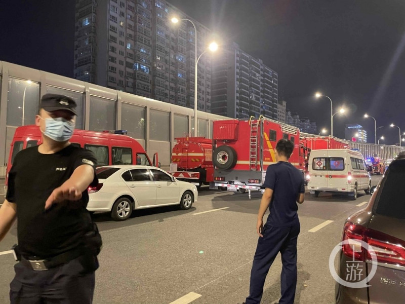 哈龍濱一7層大樓塌陷，11人被困，警方已到場搜救。   圖: 翻攝自上游新聞
