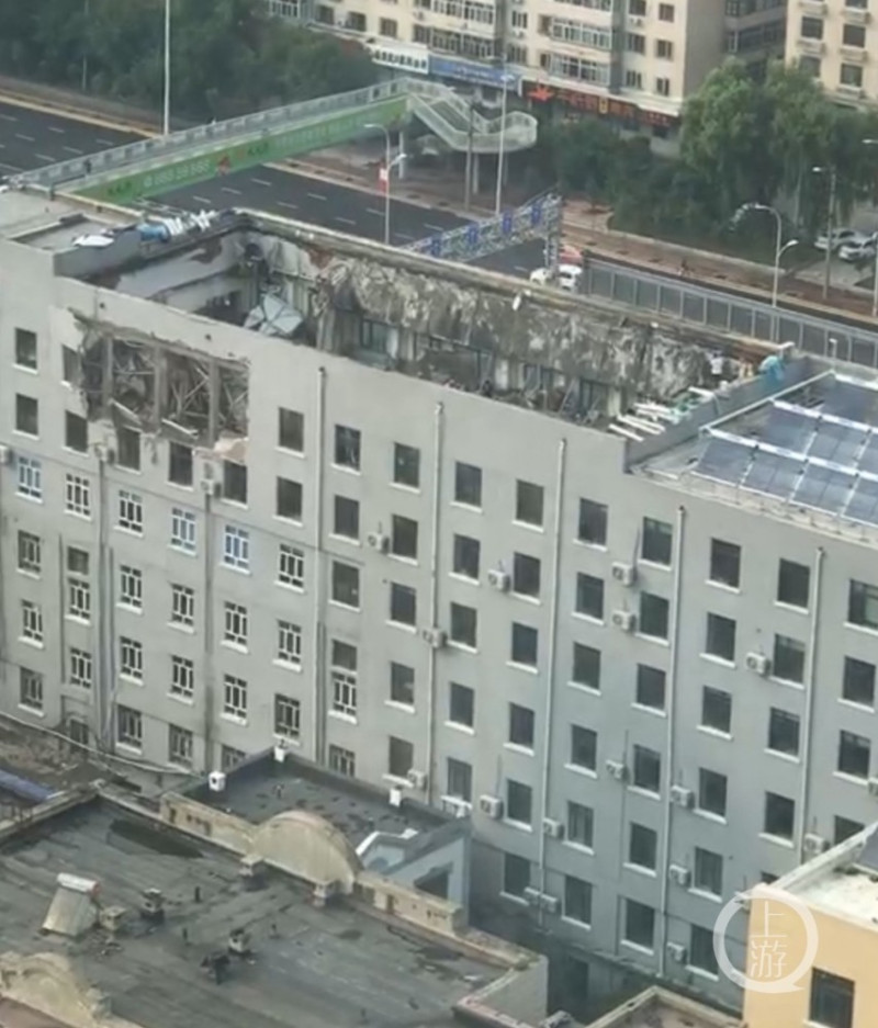 哈爾濱塌陷的大樓，可明顯看出樓頂破了一個大洞。   圖: 翻攝自上游新聞