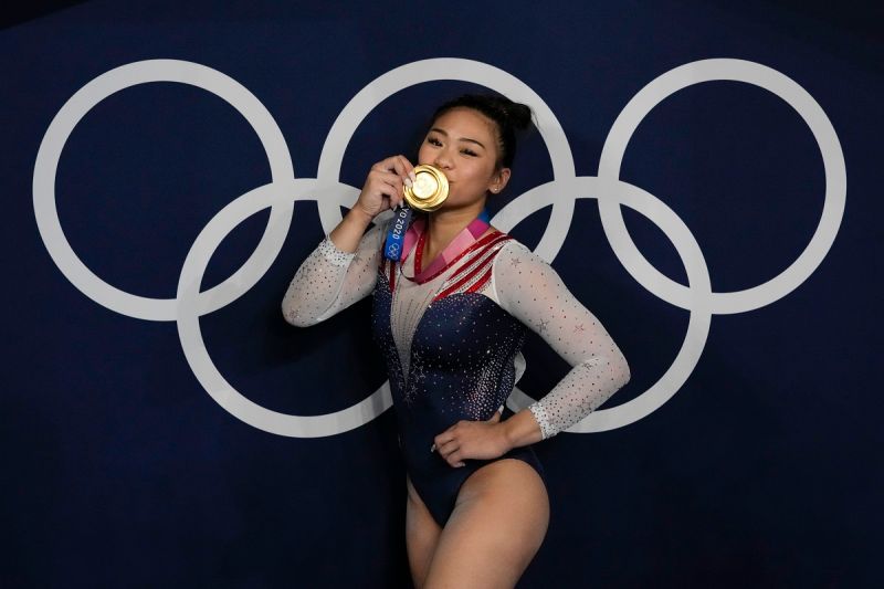 美國體操超新星Sunisa Lee代替退賽的美國體操女王Simone Biles完成美國女子體操全能5連霸。   圖／美聯社／達志影像