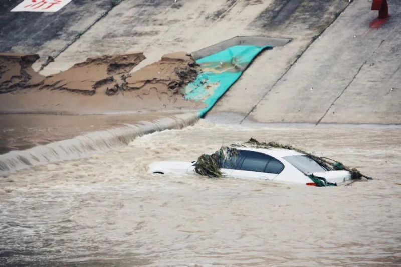 河南鄭州暴雨造成超過40萬車輛受損。業界人士憂心這些泡水車可能再度流入市場。   圖 :  翻攝自騰訊網