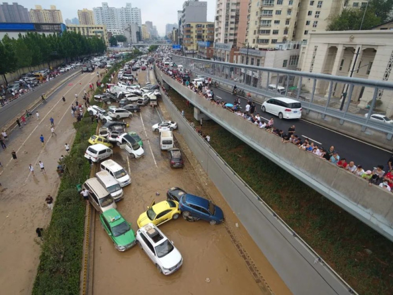  鄭州大淹水，京廣路隧道裡被遺棄的汽車。   圖 :  翻攝自騰訊網