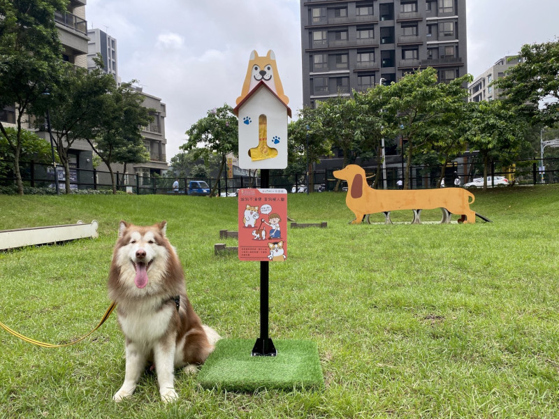 新北市8月9日正式啟用「新北可愛柴」造型的狗便（袋）箱，歡迎民眾利用，也提醒飼主自帶清便工具，愛護環境。   圖：新北市環保局提供