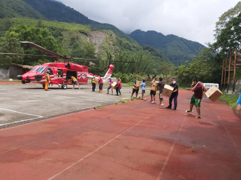 直升機抵達桃源區樟山國小復興分校。   圖 ： 民眾 ／ 提供