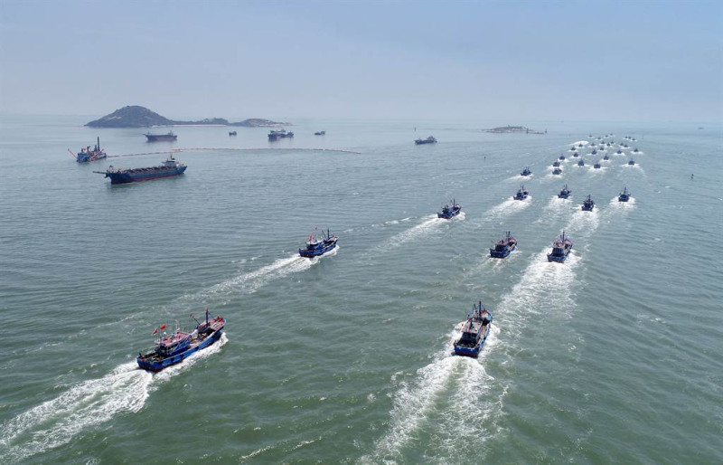 2020年禁漁期結束，大批開漁出海的漁船駛出福建泉州灣。   圖：翻攝新華網(資料照片)