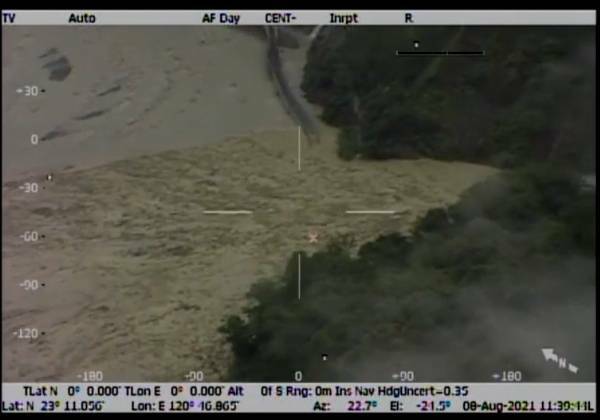 明霸克露橋被沖毀後的空拍影像。   圖：空勤總隊提供