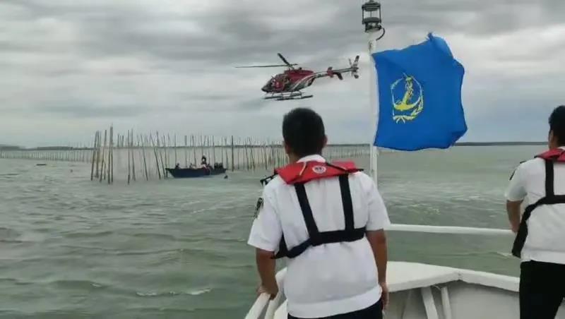 中國廣西北海市8月9日上午排筏翻覆，當地警方出動直升機救援。   圖：翻攝自騰訊網