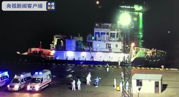 「弘進」輪11名陽性船員被轉移至醫院治療，其餘患者則暫留船。   圖：截自騰訊網