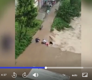 四川省達州市多處淹水。當地民眾還怒控，水庫無預警洩洪，一些居民遭洪水沖走，生死不明。圖為一民眾政伸手救援快被洪水沖走的人。   圖 : 影片截圖