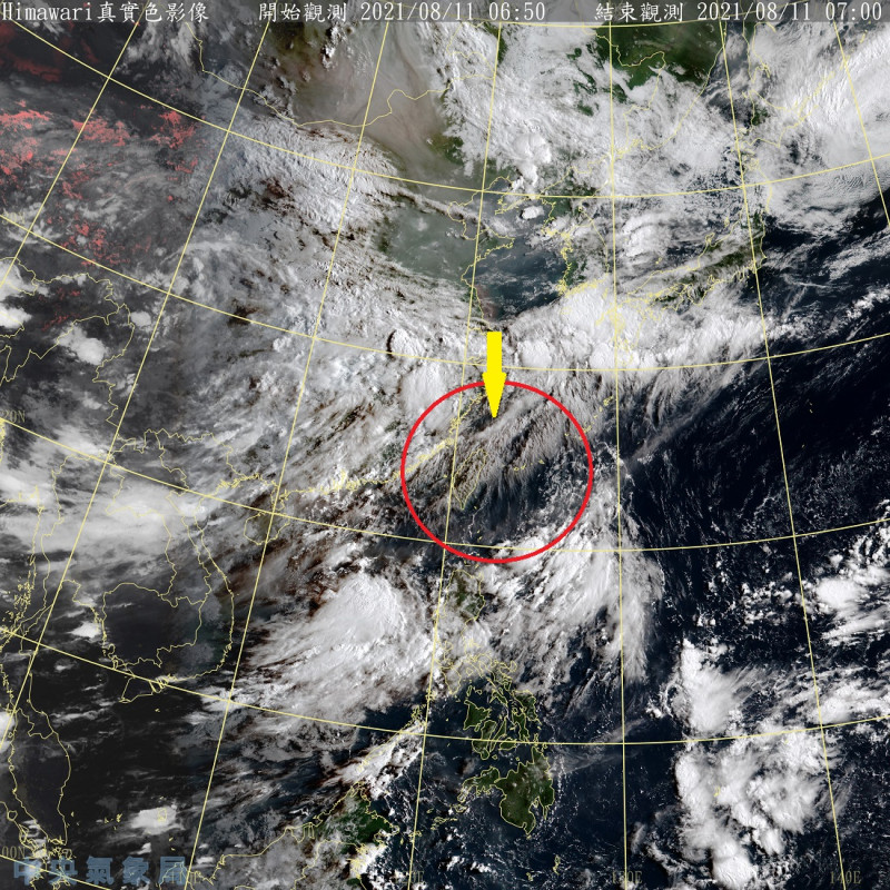 中央氣象局局長鄭明典在臉書表示，今天台灣上空很多卷雲，有1條東北－西南走向的雲帶擴散出來，該雲帶具有噴流特徵（箭頭處）。   圖：中央氣象局/提供