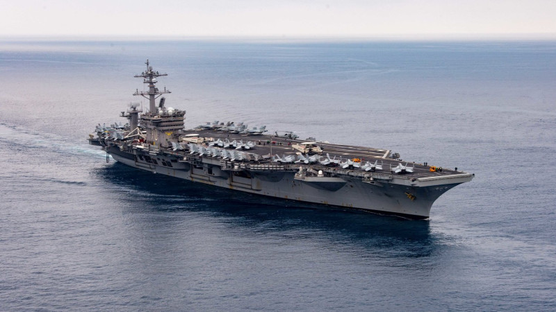 美國海軍航艦卡爾文森號（USS Carl Vinson）於28日下午進入位於神奈川縣的橫須賀基地泊靠。   圖/翻攝自推特