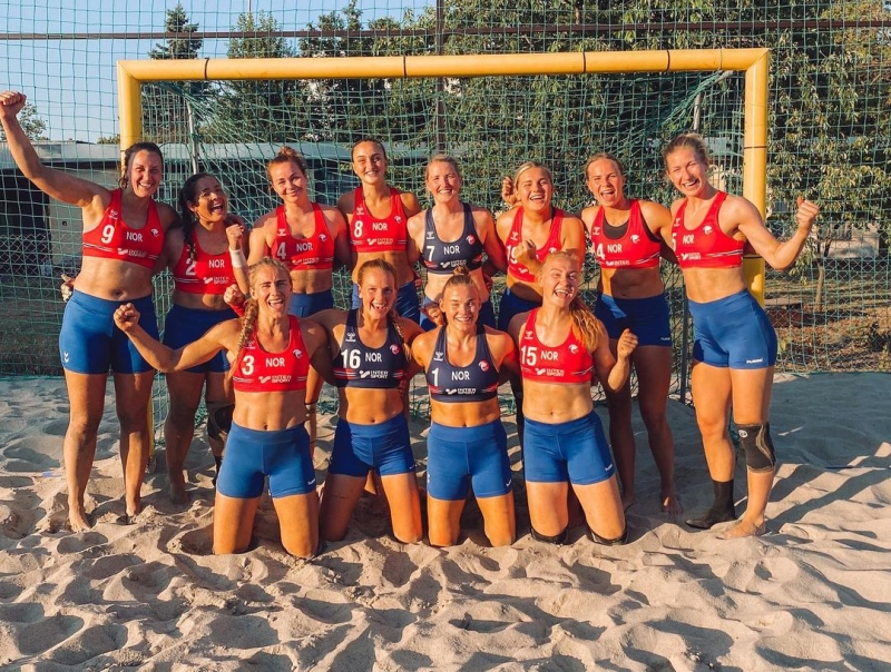挪威女子沙灘手球隊就因違反規定身穿短褲參賽，而被罰款1,500歐元 (約台幣54,300元) 。   圖：翻攝自elisabethhammerstad推特