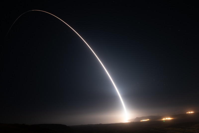 2021 年 8 月 11 日，美國空軍全球打擊司令部在加州范登堡太空部隊基地，成功發射義勇兵三型洲際彈道導彈，畫面峃當震撼。   圖：美國太空部隊/提供．Michael Peterson攝