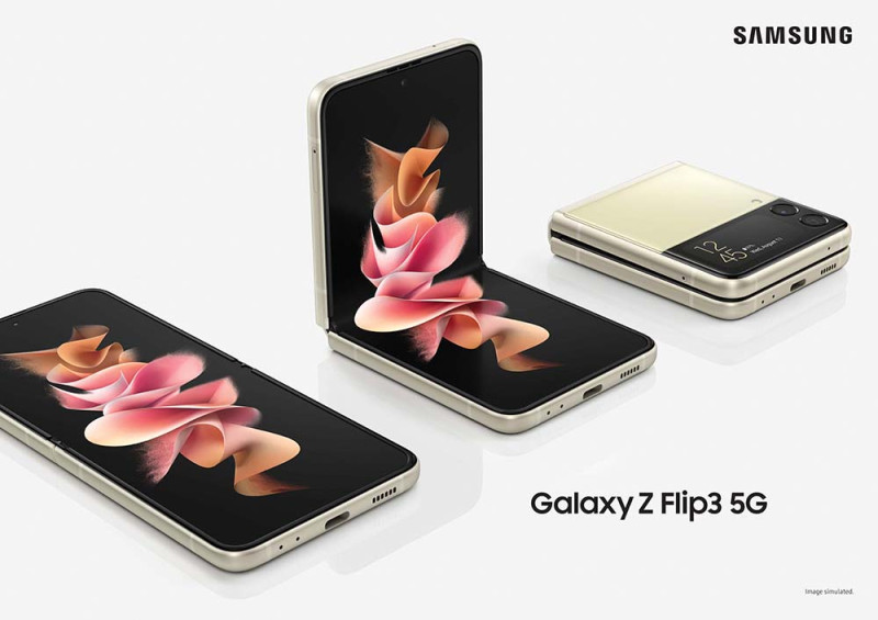 Galaxy Z Flip3 5G在摺疊狀態時，仍可以透過封面螢幕查看天氣、行程，還可以自拍。   圖：翻攝自Samsung