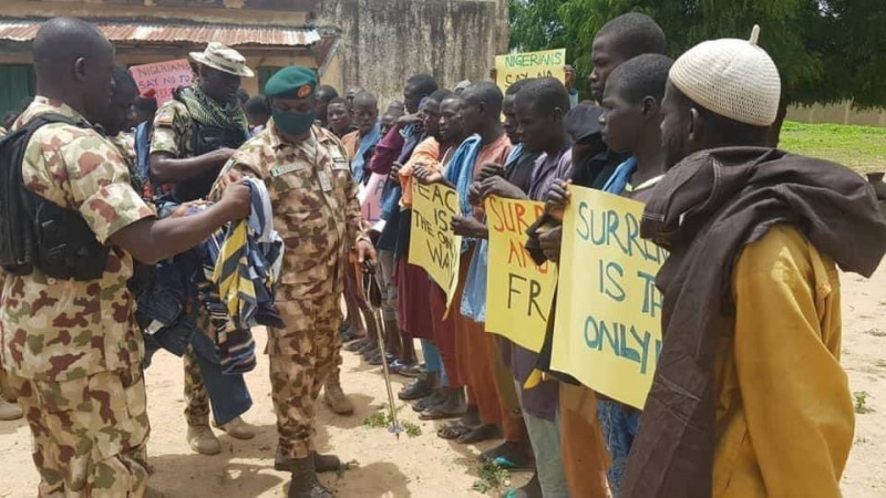西非恐怖組織「博科聖地」近日有上千名成員和家屬向政府投降。   圖: 翻攝自Omoyele Sowore推特