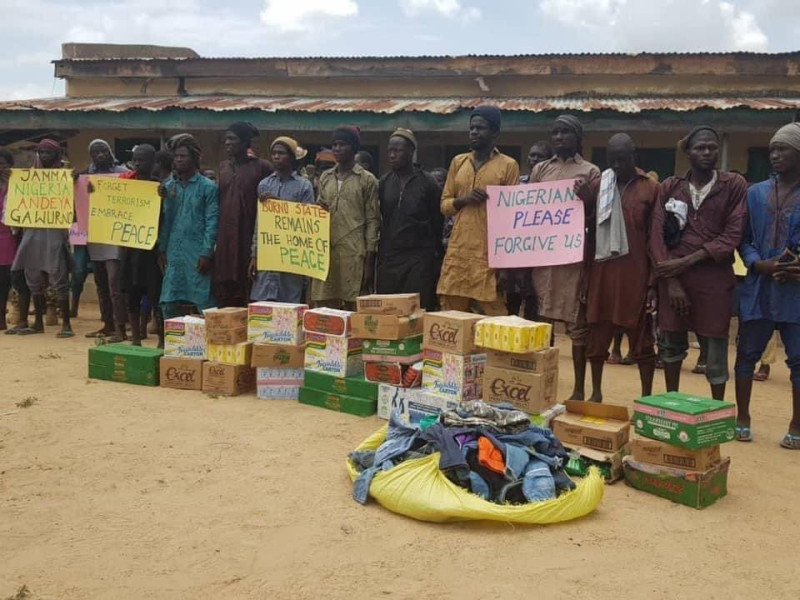 前「博科聖地」成員們舉牌，希望能獲得奈及利亞人民的原諒。   圖: 翻攝自Omoyele Sowore推特