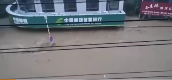 湖北隨州市11日、12日又降下破紀錄暴雨，柳林鎮大水還淹至約二樓高度，造成至少21人死亡。   圖：翻攝微博
