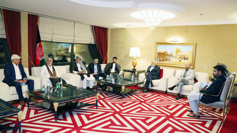 阿富汗現任政府與美國阿富汗和解問題特別代表哈利勒扎德（左）開會討論，無法解決塔利班問題。   圖：翻攝自阿卜杜推特