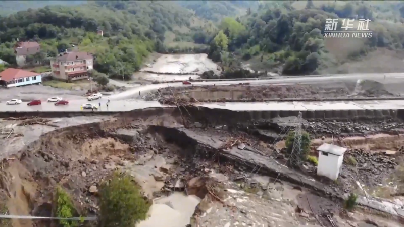 洪水造成土耳其路上滿目瘡痍。   圖: 翻攝自youtube/新華社