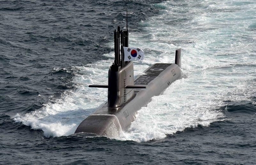 南韓自主研制的第一艘3000噸級常規導彈潛艇「島山安昌浩」號13日舉行服役儀式。   圖：南韓海軍提供