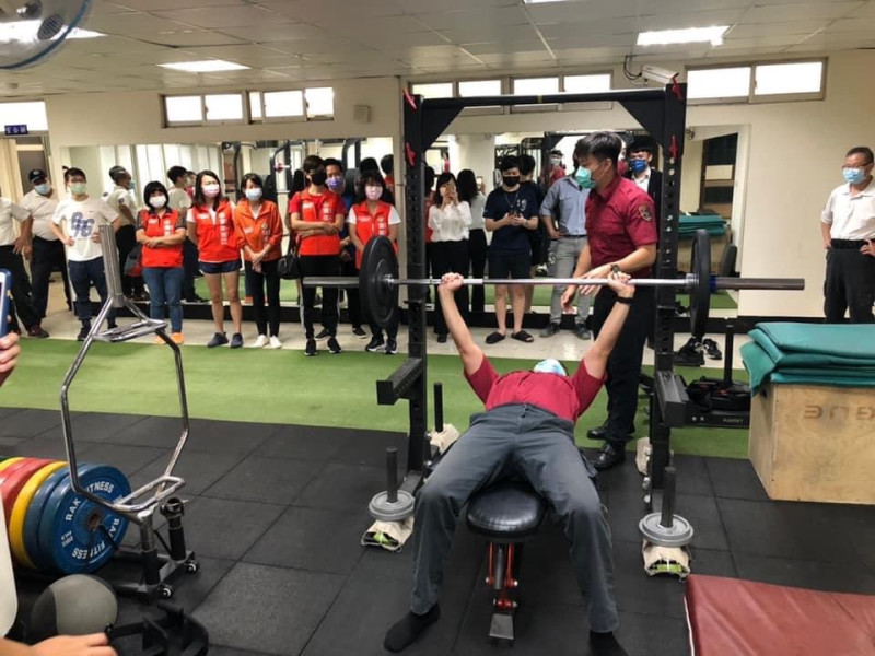 「健身工廠」捐贈健身器材給消防弟兄。   圖：黃雍琇服務團隊提供