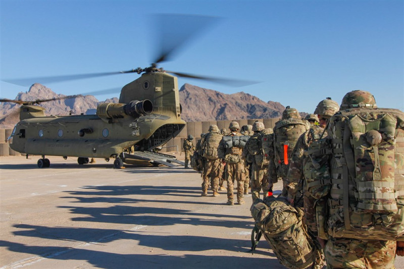 拜登設定8月31日為美軍撤離阿富汗的最後期限 ，五角大廈估計，完成撤離任務前，將必須撤離大約3萬人。（圖為2019年美軍搭乘直升機前往阿富汗執行任務）   圖：翻攝美國國防部網頁