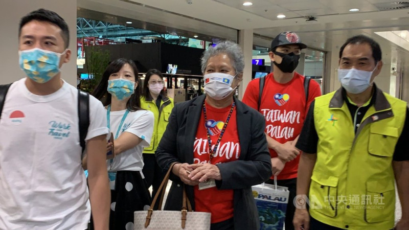 台帛旅遊泡泡14日重啟，帛琉駐台大使歐克麗（Dilmei L. Olkeriil）（前中）一早到桃園機場替旅客送行。   圖/中央社