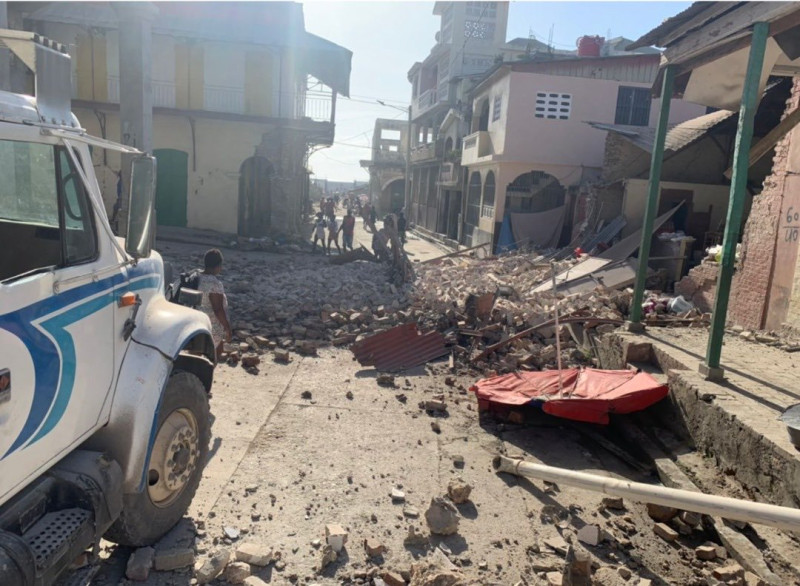 海地民防部門表示，這場規模7.2級的地震造成至少1,297人死亡，超過5,700人受傷。   圖：取自Patrick Gaspard推特