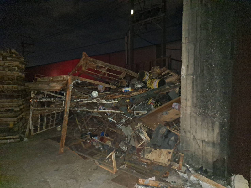 焚燒後的貨車車體鐵架，堆至於私設焚燒設施旁。   圖：新北市環保局提供