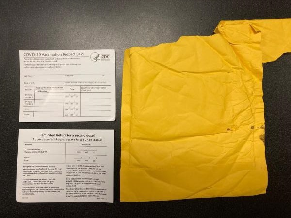 美國海關與邊境保護局在田納西州孟菲斯查獲1批從中國深圳貨物，赫然發現數十張空白的COVID-19疫苗接種卡。   圖：翻攝自美國CBP