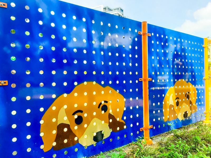 松柏公園設計了寵物造型的圍欄。   圖：林口區公所提供