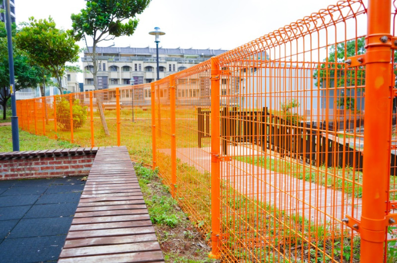 松柏公園圍欄補足舊有設施缺點讓毛寶貝能盡情玩耍。   圖：林口區公所提供