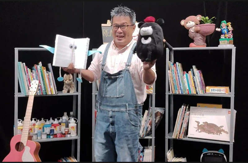 深受孩子們歡迎的「陸爸爸」，8月16日開始將一連推出8場免費的「書本怪與七隻小怪獸」。   圖：新北市立圖書館提供