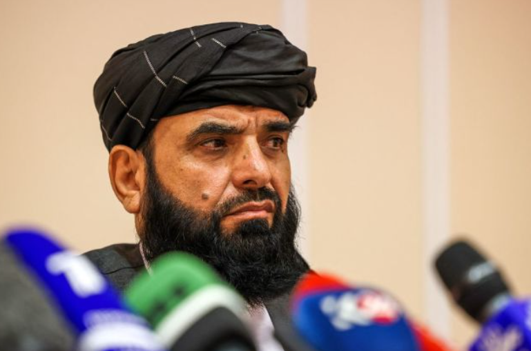 於阿富汗大量官員及人民逃離一事，塔利班宣佈「大赦」阿富汗政府官員，並敦促他們回去工作。圖中人物為塔利班發言人沙欣 (Sohail Shaheen) 。   圖：翻攝自環球網
