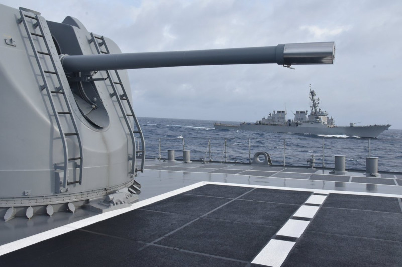 日本「金剛級」護衛艦「海鳥號(DDG-176)」與美軍「勃克級」驅逐艦「班福特號(DDG-65)」在東海進行聯合演練。   圖：翻攝 防衛省 海上自衛隊推特